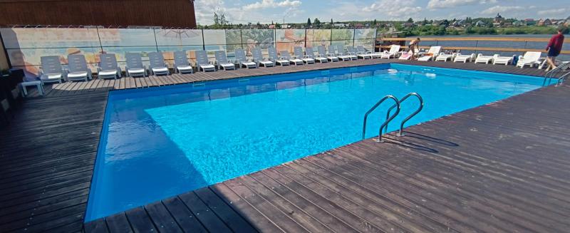 Отдых в бассейне на улице Отдых в бассейне на улице